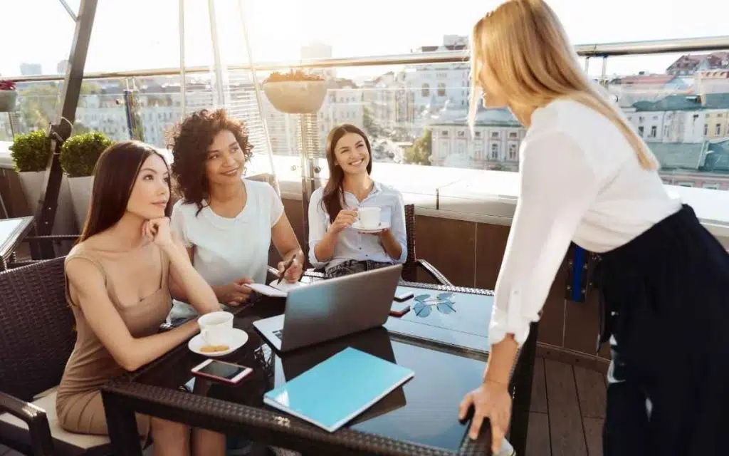 Vemos una imagen de un grupo de CEO mujeres trabajando