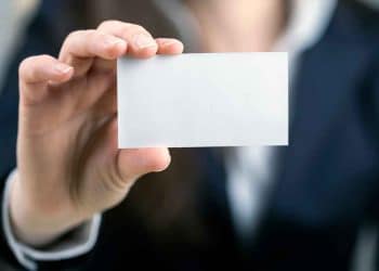 Vemos una carta de presentación de una empresa de servicios con la imagen de una mano sosteniendo un papel en blanco, simulando una presentación