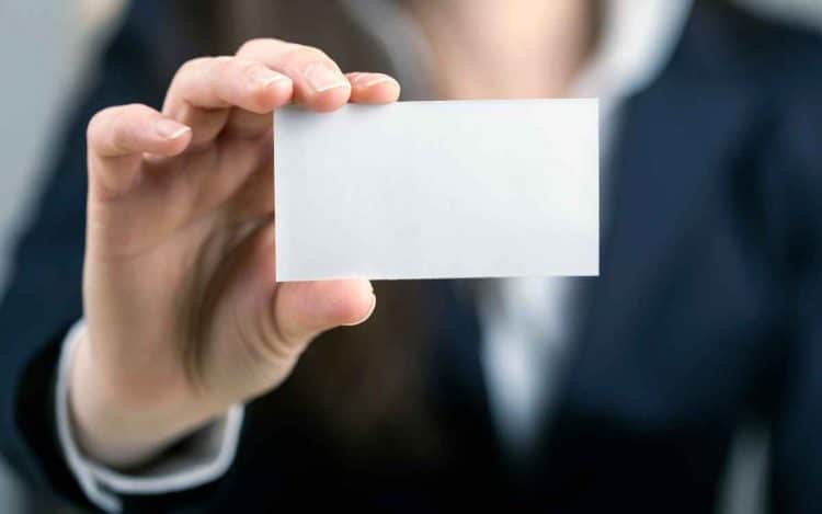 Vemos una carta de presentación de una empresa de servicios con la imagen de una mano sosteniendo un papel en blanco, simulando una presentación