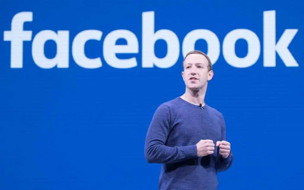 Vemos una imagen de mark zuckerberg con una foto del empresario en una conferencia de facebook.