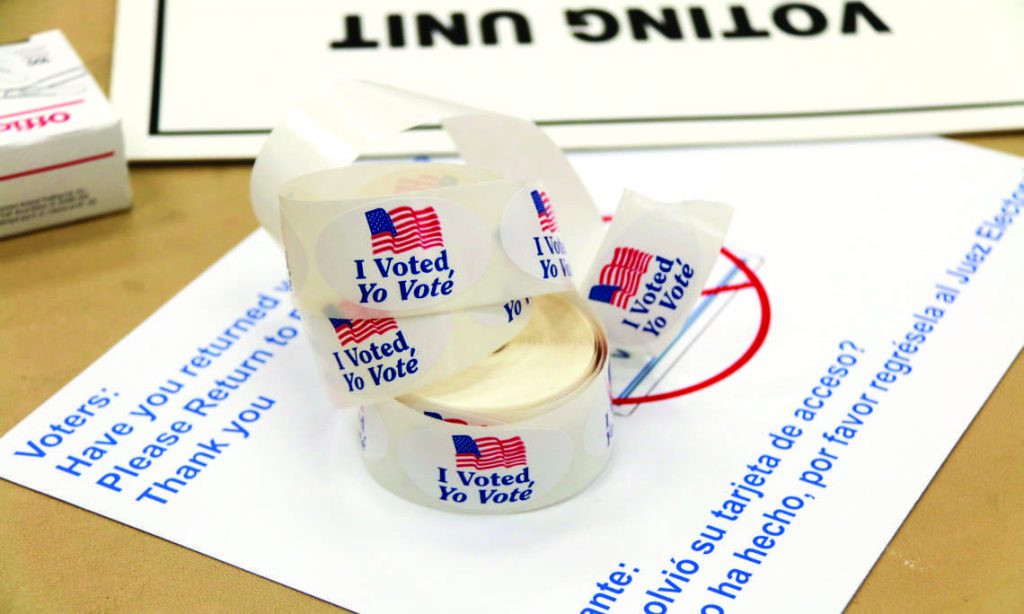 Vemos una imagen de las elecciones de Estados Unidos 2022 con varios stickers que dicen "yo voté" en referencia a las personas que deciden votar en el país.