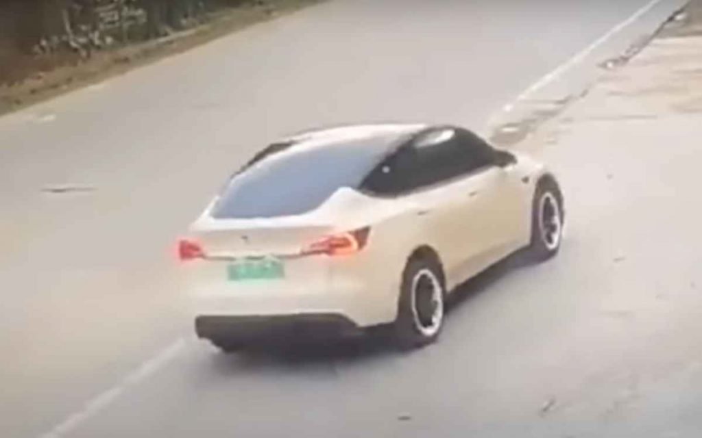 Vemos una imagen del coche Tesla del accidente en China