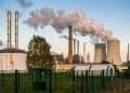 Vemos una imagen de una industria que contamina con gases, en el marco de las acciones para disminuir la emision de Co2 en el mundo.