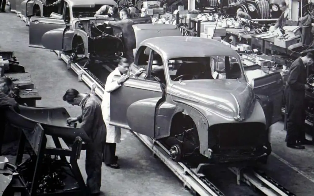 En la imagen se ve un fabrica de ford como ejemplo de las frases de henry ford  sobre el trabajo en equipo