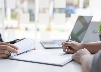 En la imagen se ve un contrato individual de trabajo