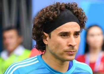 Vemos una imagen del arquero de la selección mexicana de futbol.