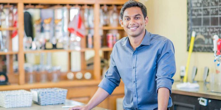 En la imagen se ve a un emprendedor motivado luego de leer mensajes de emprendimiento