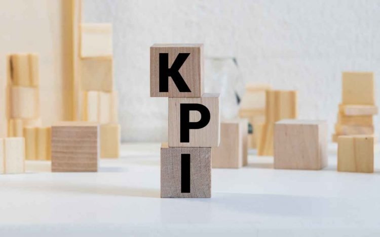 Vemos una imagen de qué es KPI, con unos cubos de madera que forman sus siglas
