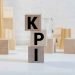 Vemos una imagen de qué es KPI, con unos cubos de madera que forman sus siglas