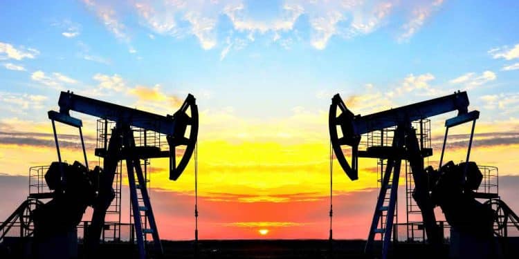 Vemos una imagen del embargo de la UE a Rusia con una imagen de dos unidades de bombeo o cigüeñas extrayendo petróleo.