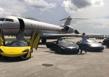 En la imagen se ven los coches de karim benzema