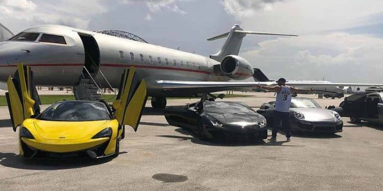 En la imagen se ven los coches de karim benzema