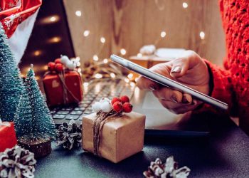 en la imagen se ve a un a persona realizando las compras de las fiestas decembrinas via ecommerce