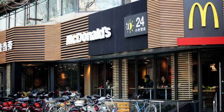En la imagen se ve un local de mcdonalds para ilustrar su organigrama