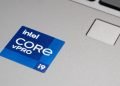 Vemos una imagen de un sticker de la empresa Intel, que está experimentando la caída de sus ingresos.
