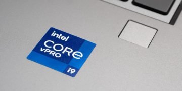 Vemos una imagen de un sticker de la empresa Intel, que está experimentando la caída de sus ingresos.