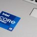 Vemos una imagen de un sticker de la empresa Intel, que está experimentando la caída de sus ingresos.