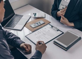 contrato mercantil siendo firmado
