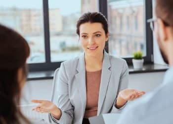 En la imagen se ve a una empresa utilizando estrategias para contratar personal