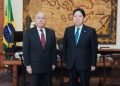 En la imagen se ve a uno de los embajadores de america latino con el canciller de japon