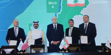 En la imagen se ven a los directores de qatarenergy totalenergies y nie junto al presidente del libano