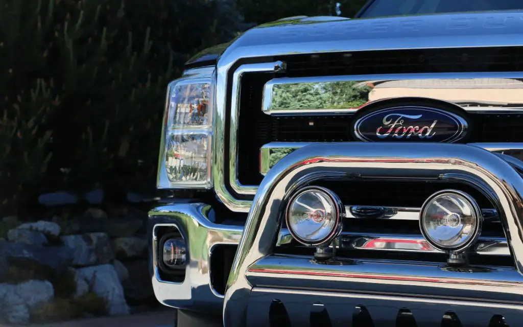 Imagen del frente de una camioneta de la marca Ford Motor Company.