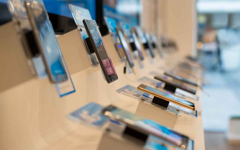 Vemos una imagen de muchos celulares marca Samsung en una tienda.