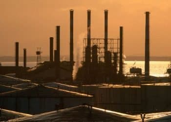 Vemos una imagen de una refinería de la industria petrolera