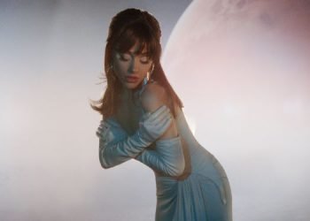 En la imagen se ve a ariana grande utilizando cosméticos de su empresa