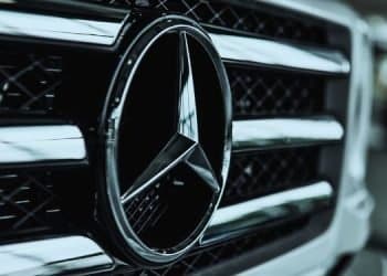 Se ve el logo de Mercedes Benz