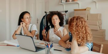 Vemos una imagen de tres mujeres trabajando en una microempresa con una computadora.