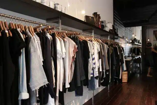 Vemos una imagen de una tienda de ropa, en relación con las políticas de devolución de ropa que implementó el grupo Inditex.
