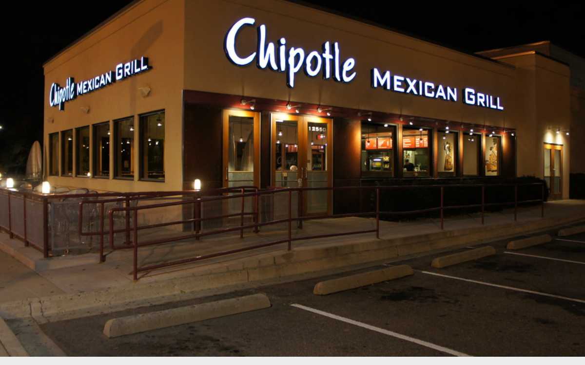 Vemos una imagen de una sucursal de Chipotle Mexican Grill, una de las opciones recomendadas para comprar acciones este 2023. 