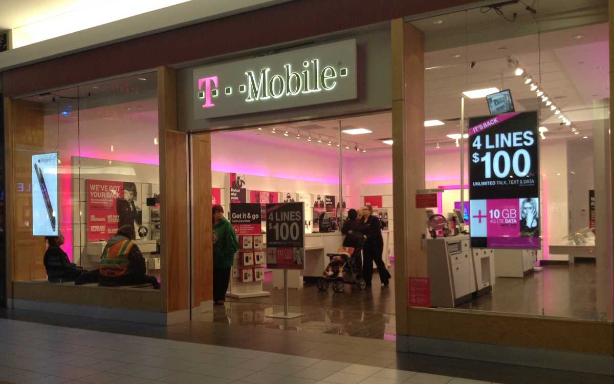 Imagen de una sucursal de T-Mobile, compañía recomendada para comprar acciones este 2023. 
