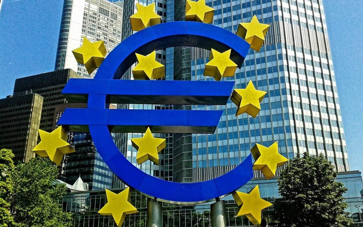 En la imagen se ve el logo del banco central europeo. 