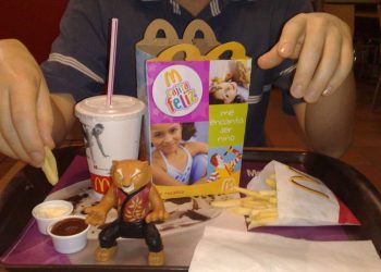 Persona comiendo la Cajita feliz de McDonalds.