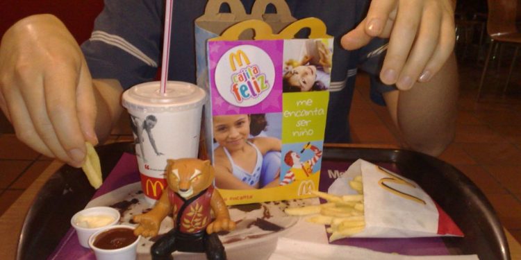 Persona comiendo la Cajita feliz de McDonalds.