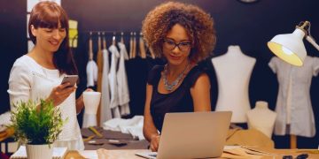 vemos una imagen de dos mujeres emprendedoras frente a una computadora.