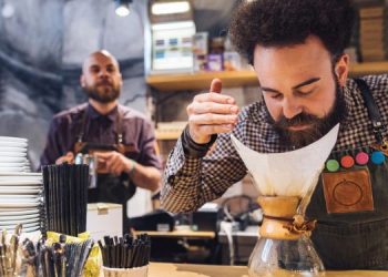 Hombre oliendo aroma a café.