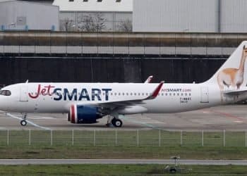 En la imagen se ve un avion de jetsmart
