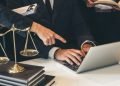 en la imagen se ve a un grupo de abogados utilizando la inteligencia artificial creada por pwc y harvey.