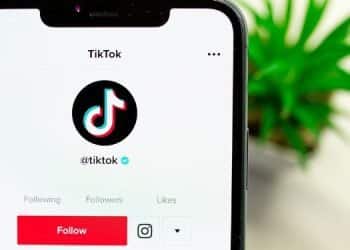 En la imagen se ve a tiktok, la red social china.