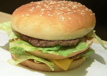 Hamburguesa Big Mac sobre una mesa