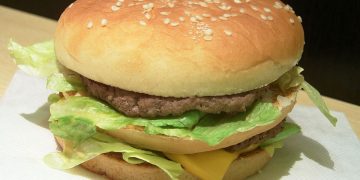 Hamburguesa Big Mac sobre una mesa