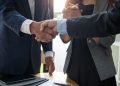 Personas estrechando manos después de concretar ideas de negocios.