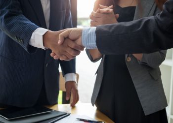 Personas estrechando manos después de concretar ideas de negocios.
