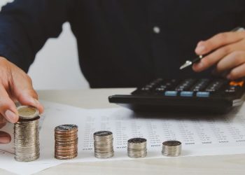 En la imagen se ve a una persona cuidando sus finanzas personales