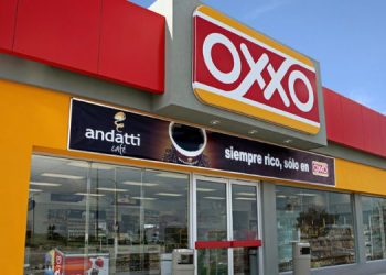 En la imagen se ve una tienda OXXO