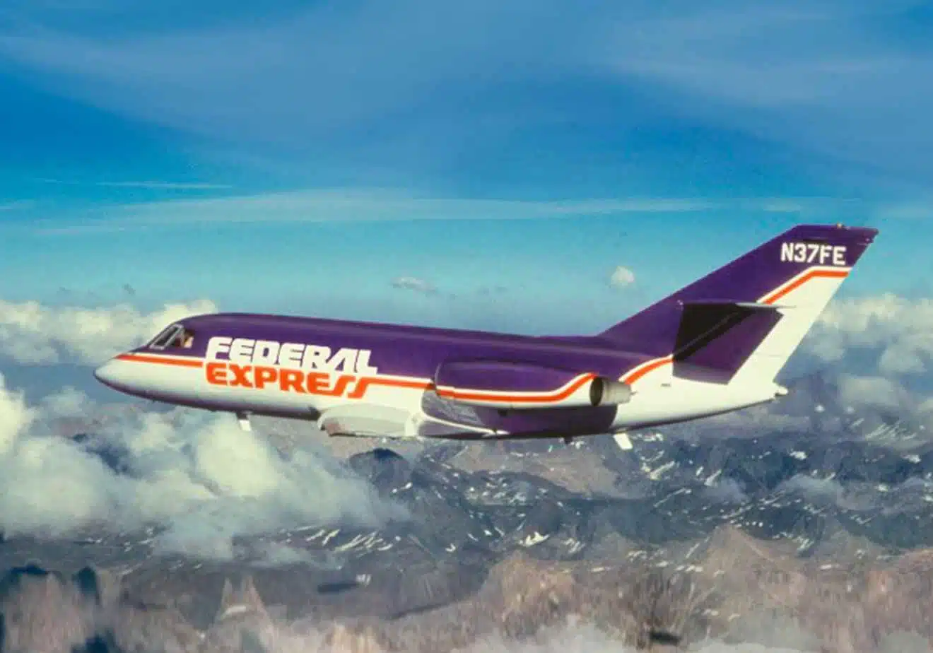 Vemos una imagen de un avión de la empresa Federal Express, compañía que fundó Fred Smith en los años 70. 