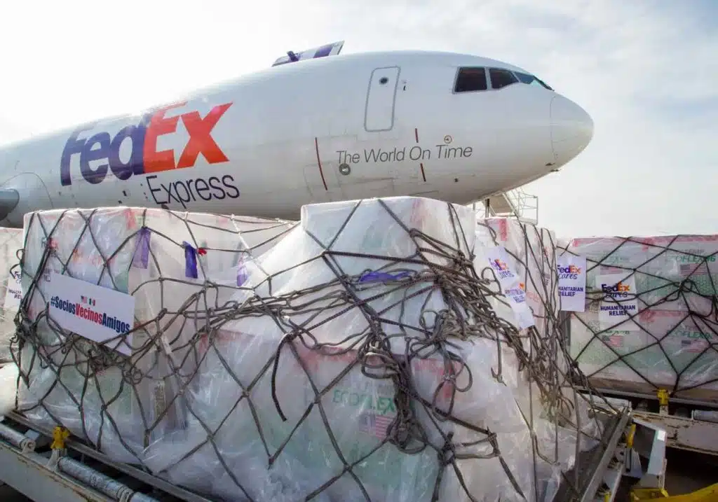 Vemos una imagen de un avión de la empresa FedEx en la actualidad, de la cual es presidente el empresario Fred Smith. 